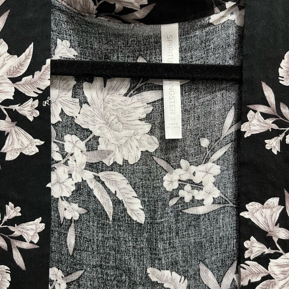 ❌SOLD❌ Black and white floral kimono - Picture 5 of 6